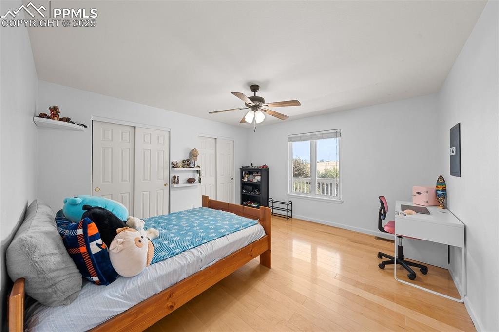 Image 22 of 46: Bedroom