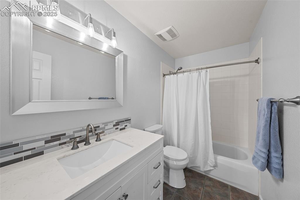 Image 23 of 46: Bathroom