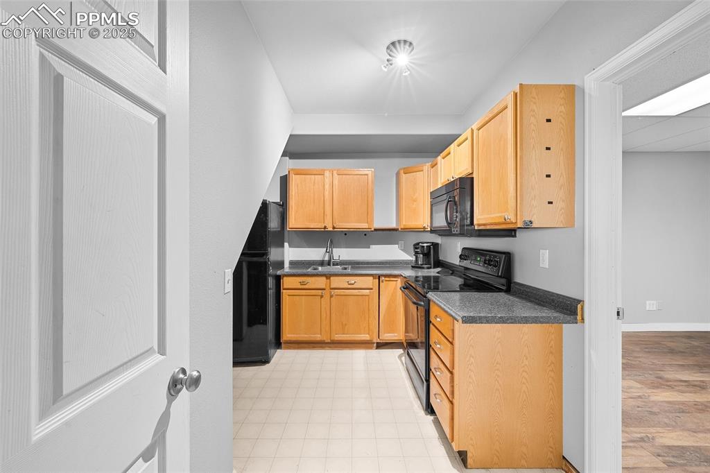 Image 27 of 46: Kitchen