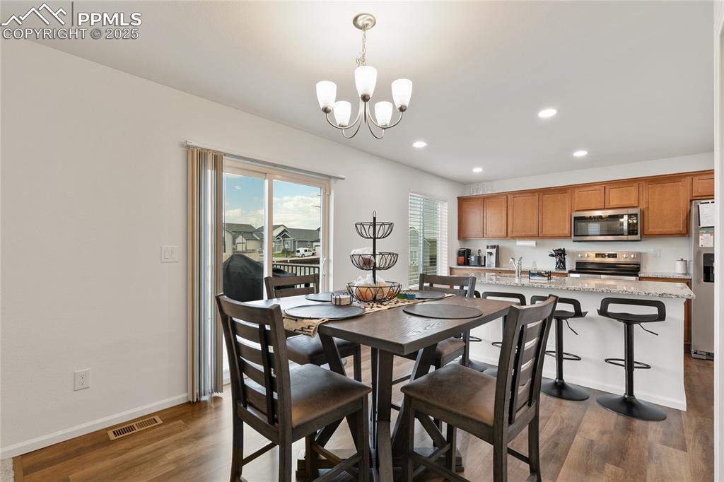 Image 13 of 38: Dining Area