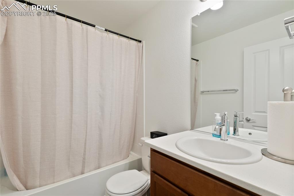 Image 32 of 38: Bathroom
