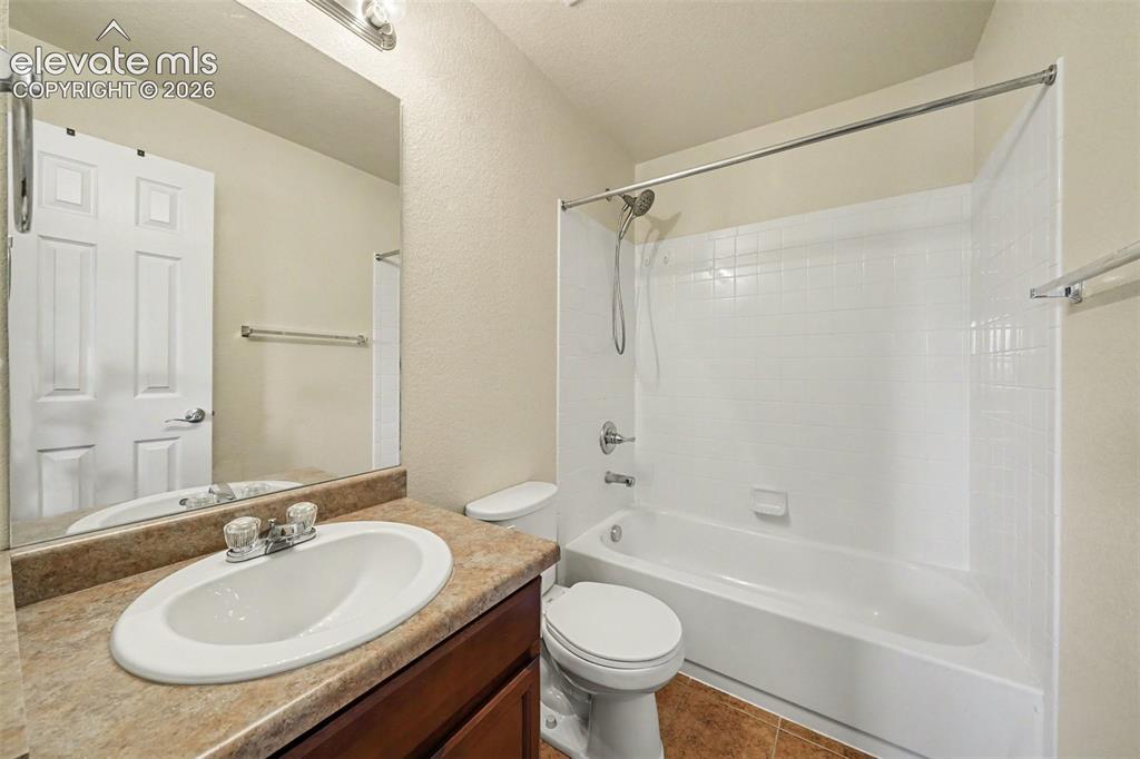 Image 19 of 24: Secondary ensuite full bath