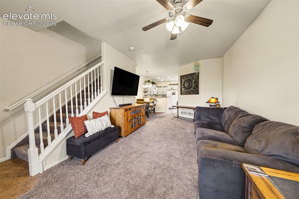 Image 4 of 24: Spacious and bright living room