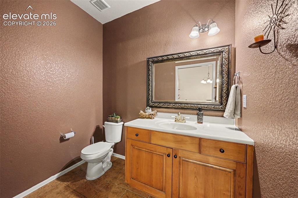 Image 9 of 24: Very large guest bath on main level off living and dining area