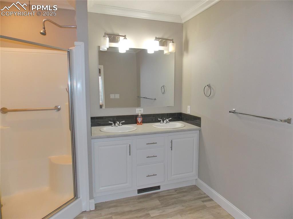 Image 15 of 33: Double sinks and shower