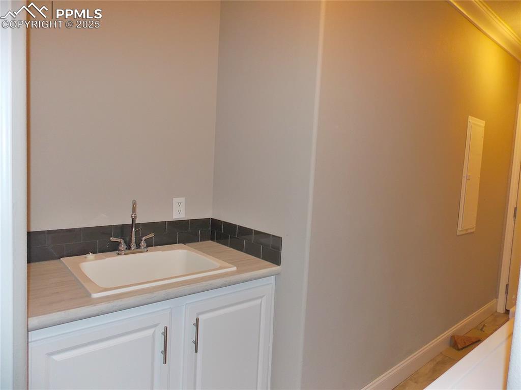 Image 26 of 33: Laundry sink