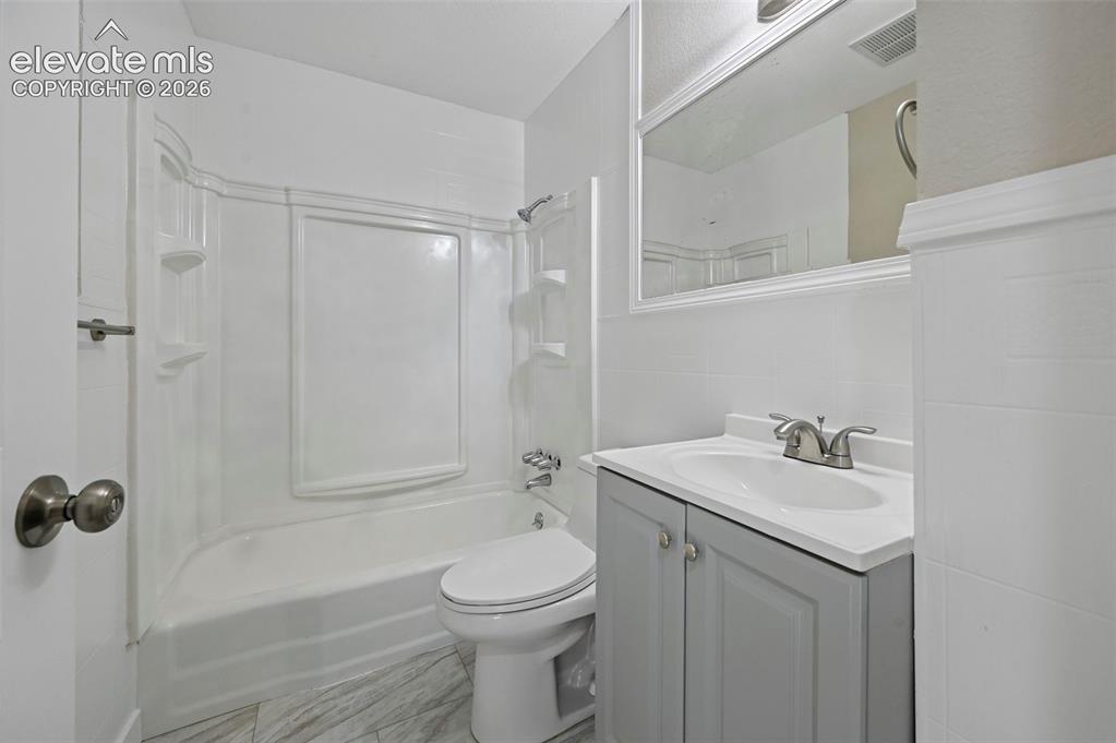 Image 19 of 42: Bathroom