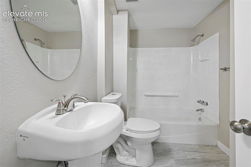 Image 43 of 43: Bathroom