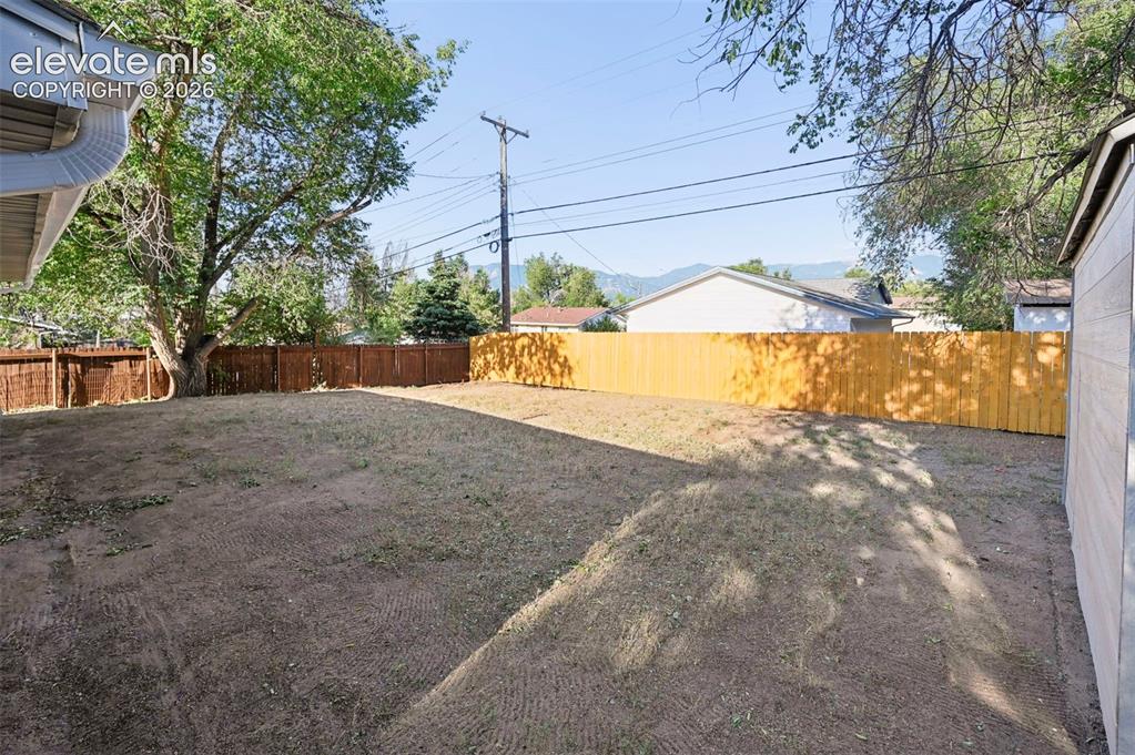 Image 5 of 42: Yard