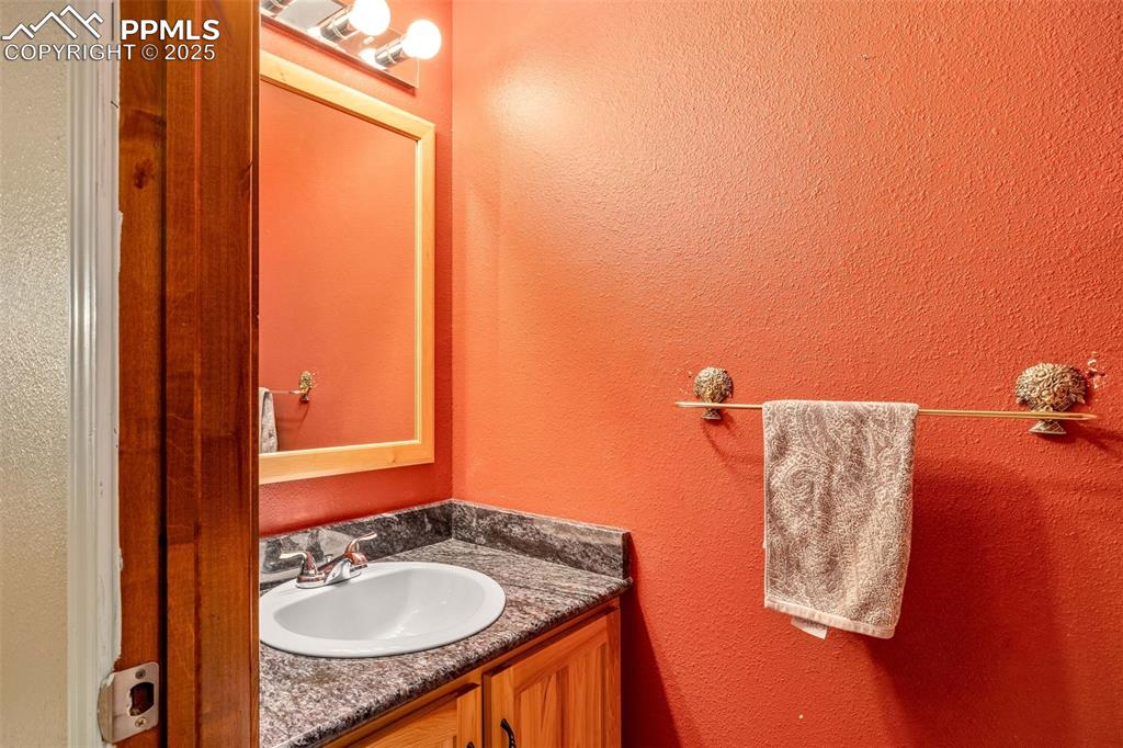 Image 12 of 27: Bathroom