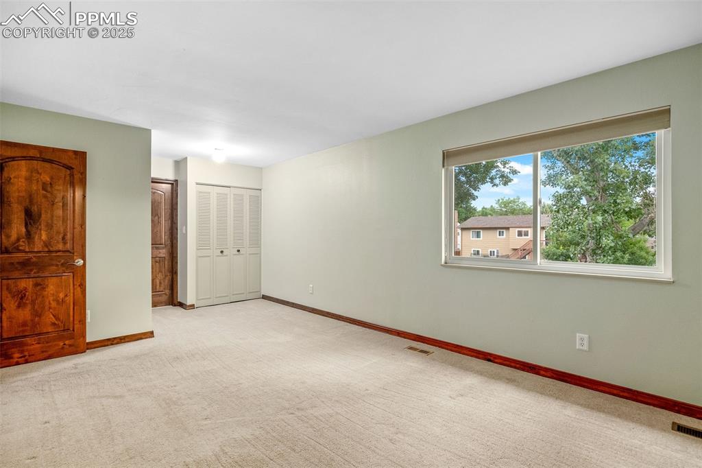 Image 19 of 27: Bedroom