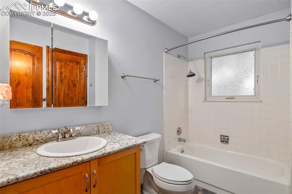 Image 20 of 27: Bathroom