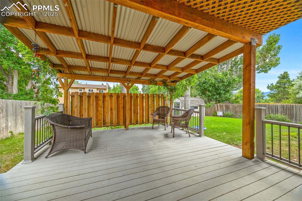 Image 23 of 27: Deck