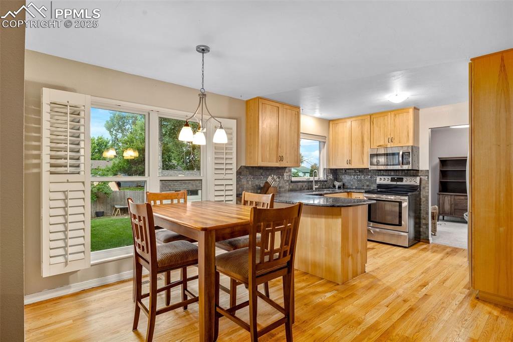 Image 5 of 27: Kitchen