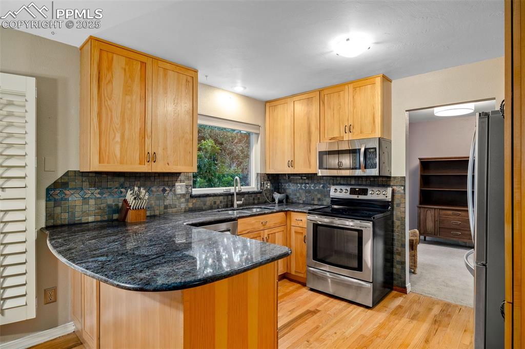 Image 6 of 27: Kitchen