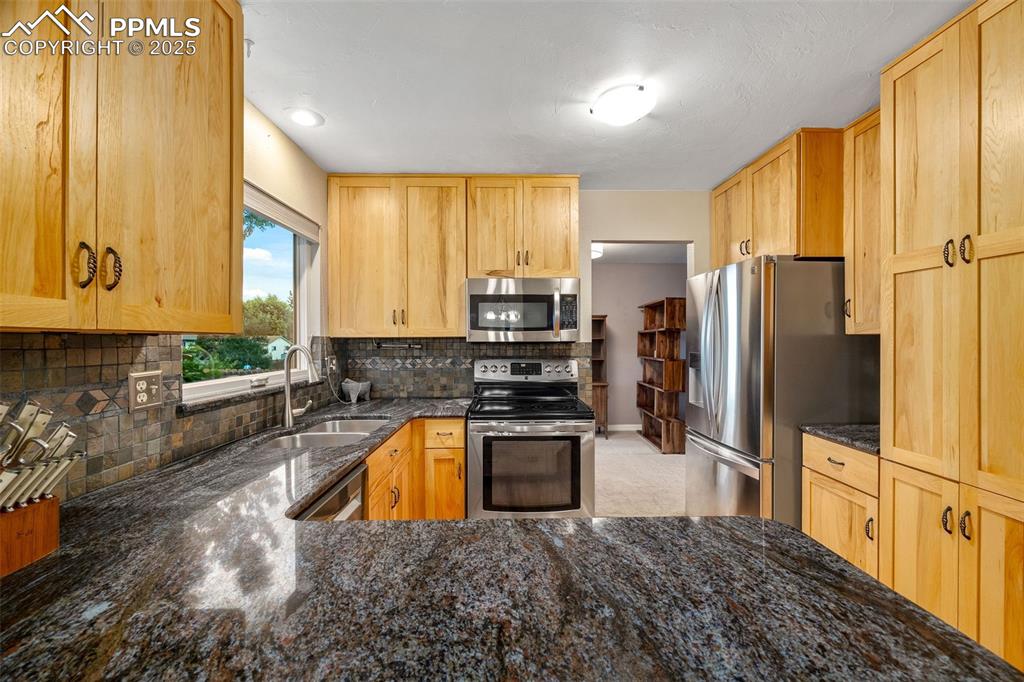 Image 7 of 27: Kitchen