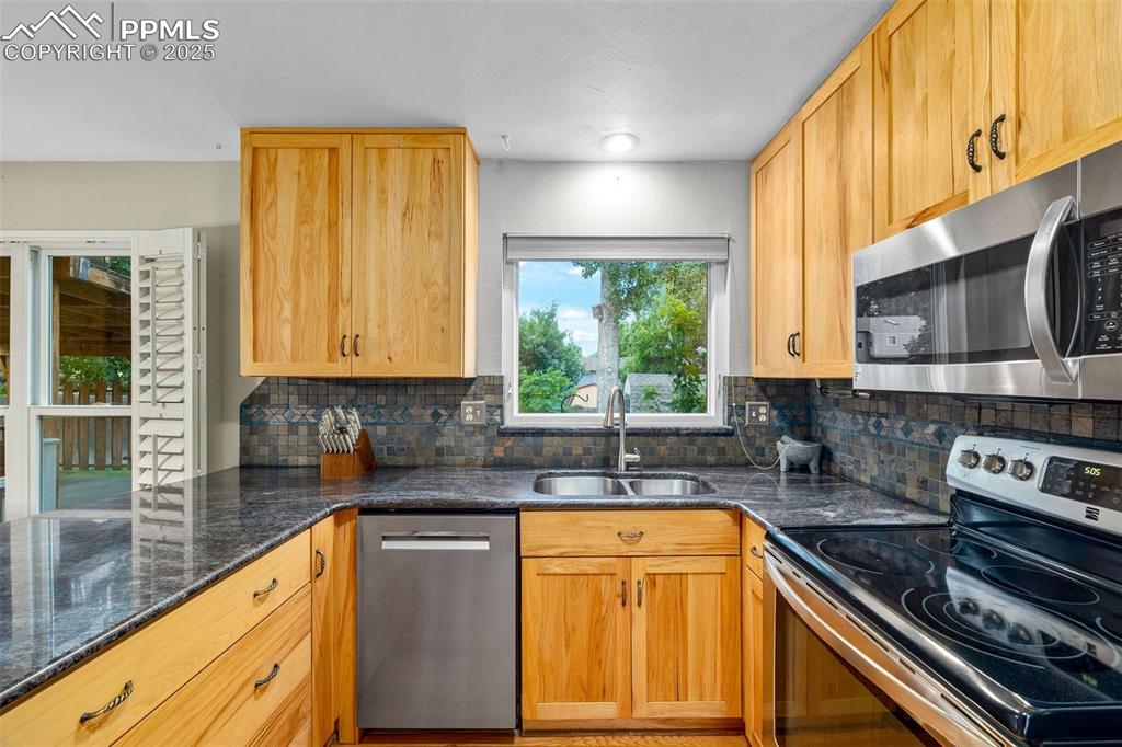 Image 8 of 27: Kitchen