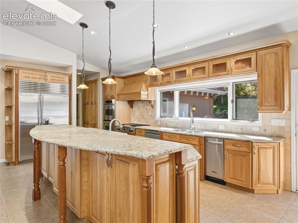 Image 14 of 46: Kitchen