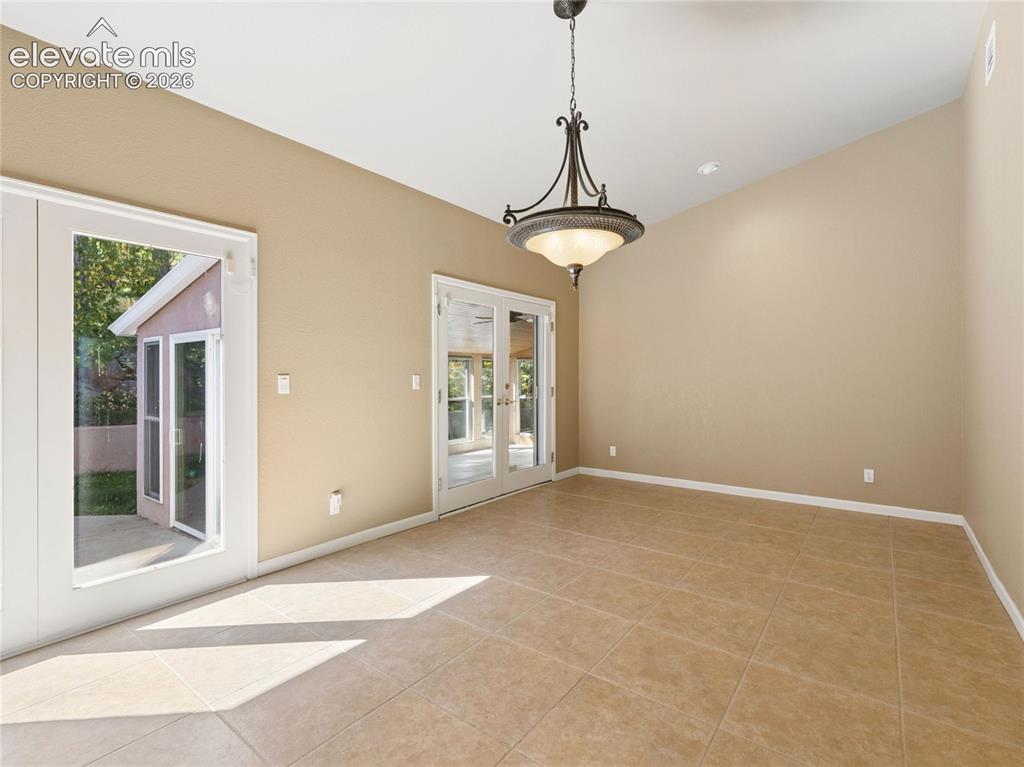 Image 18 of 46: Dining Room