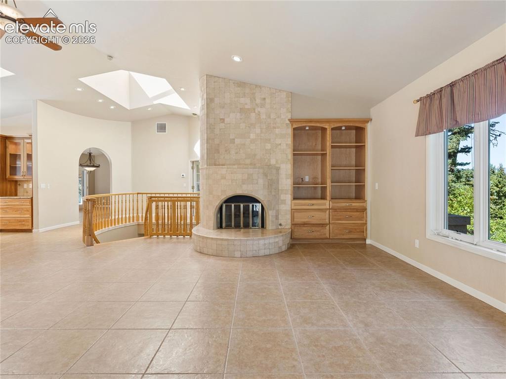 Image 19 of 46: Living Room