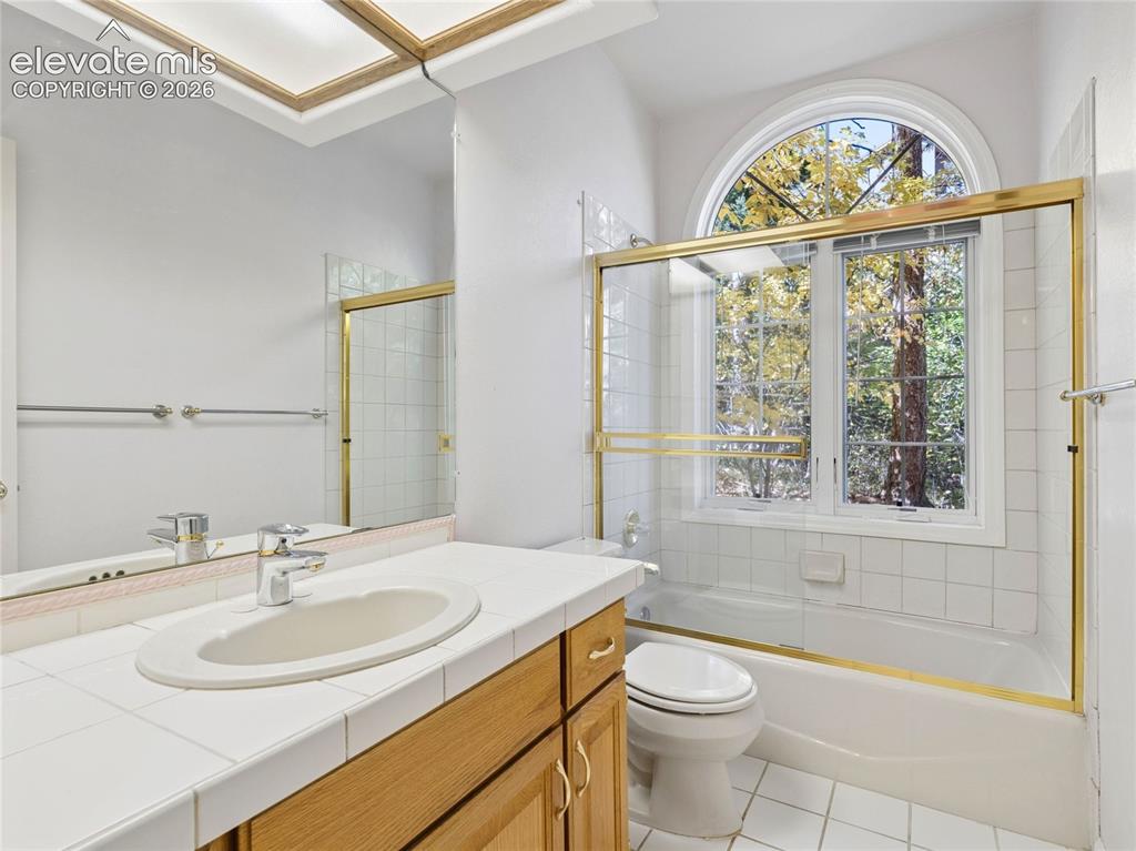 Image 39 of 46: Bathroom