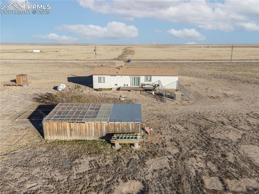 Image 6 of 34: Greenhouse/shed