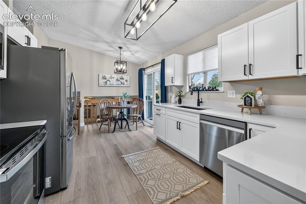 Image 10 of 41: Kitchen