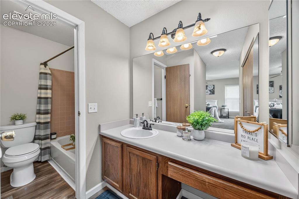 Image 16 of 41: Bathroom