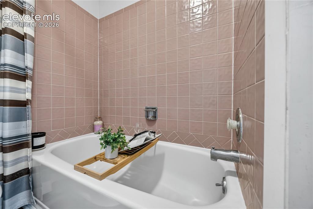Image 17 of 41: Bathroom