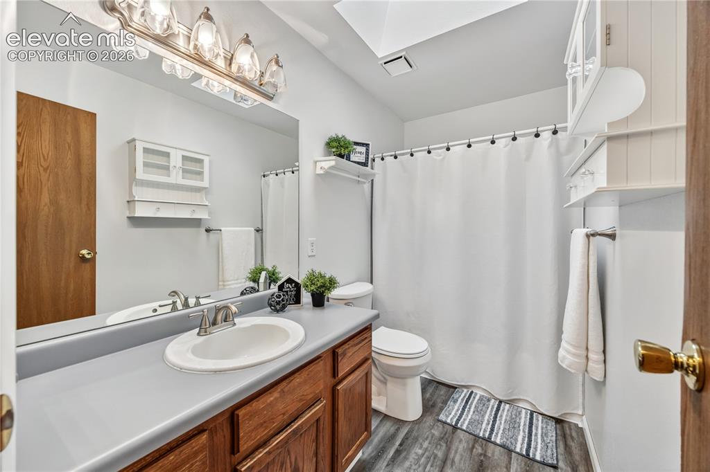 Image 20 of 41: Bathroom