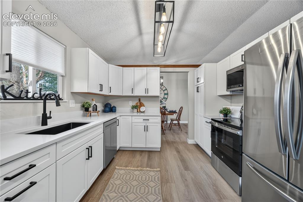 Image 8 of 41: Kitchen