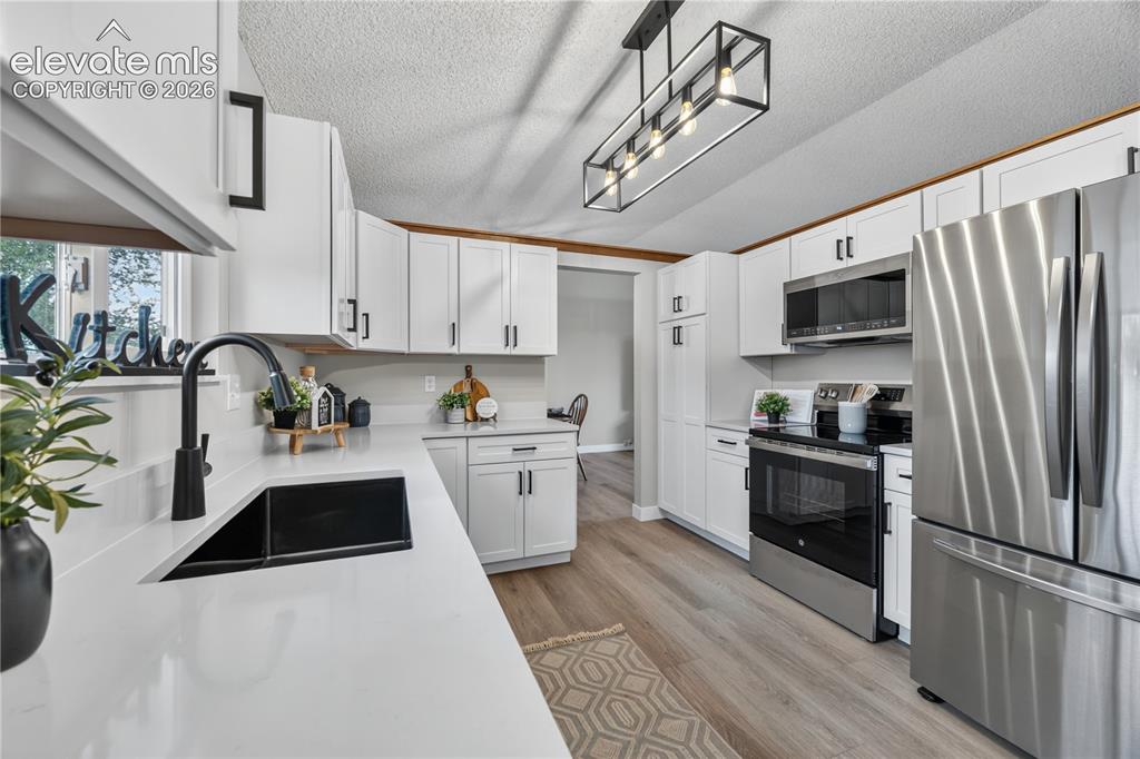 Image 9 of 41: Kitchen