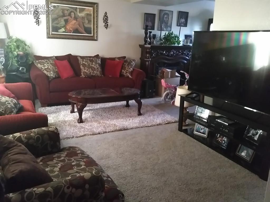 Image 4 of 5: Living Room