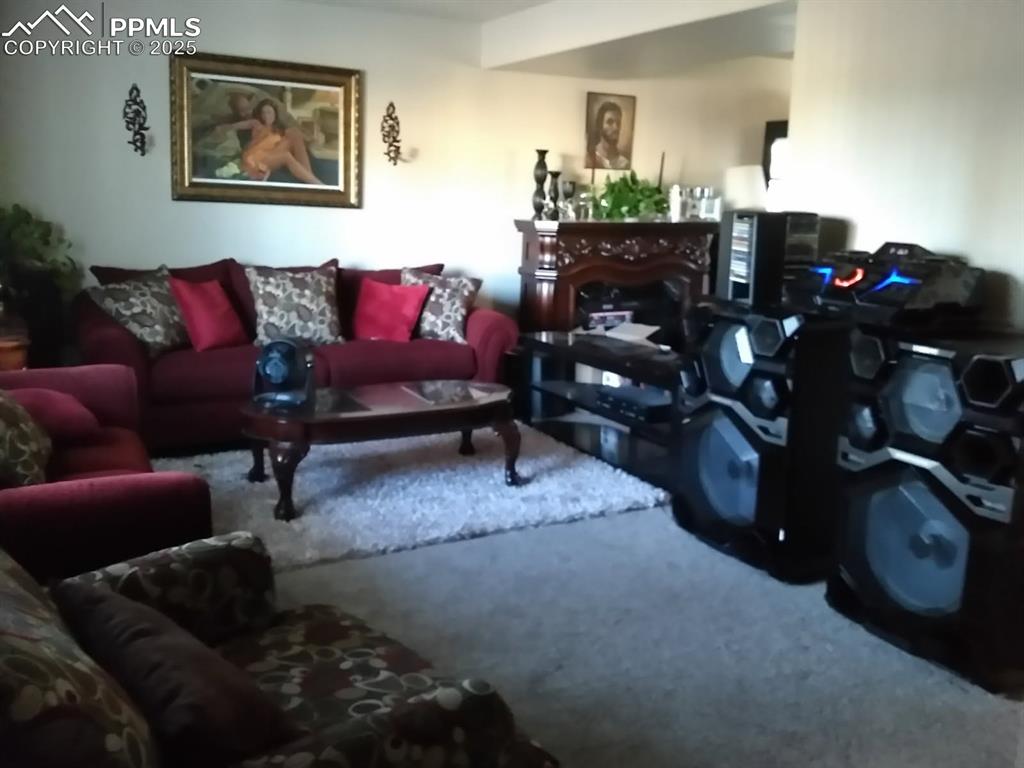 Image 5 of 5: Living Room