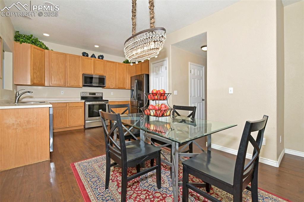 Image 11 of 26: Dining Area