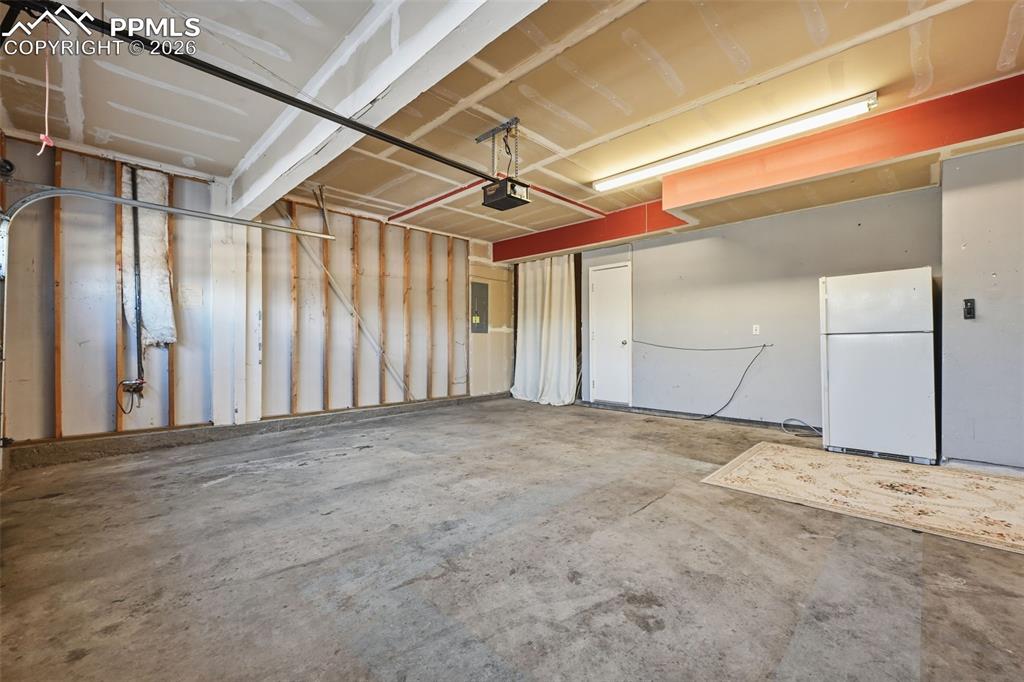 Image 35 of 40: Garage