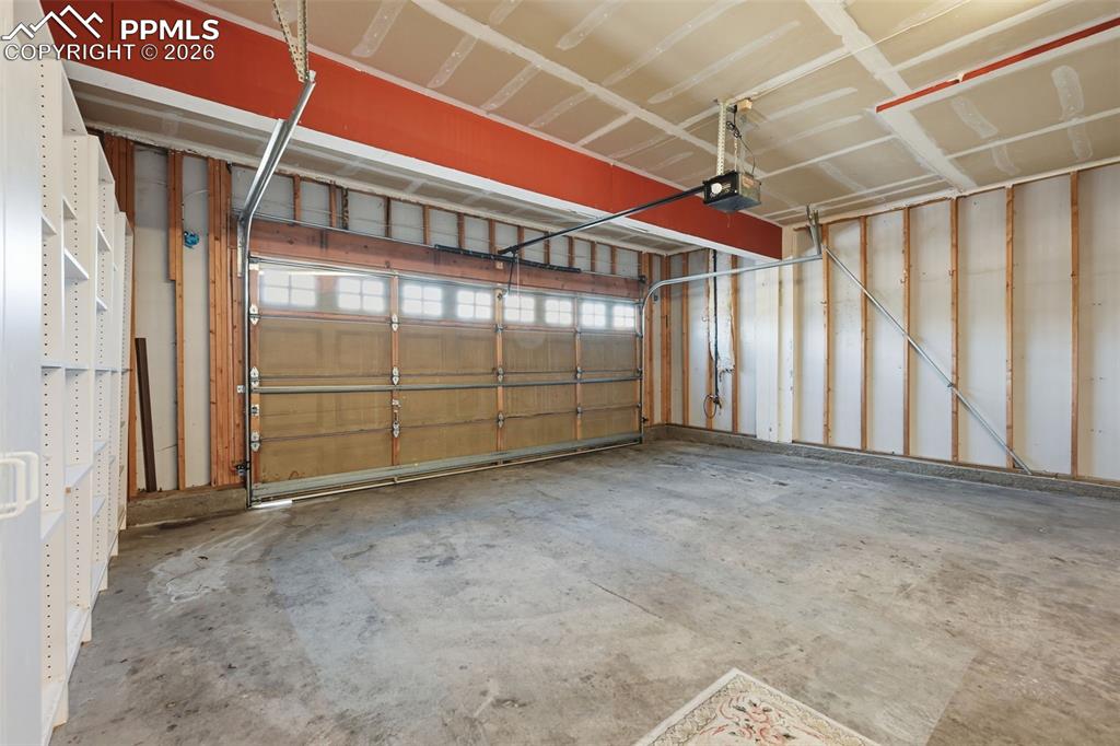 Image 37 of 40: Garage