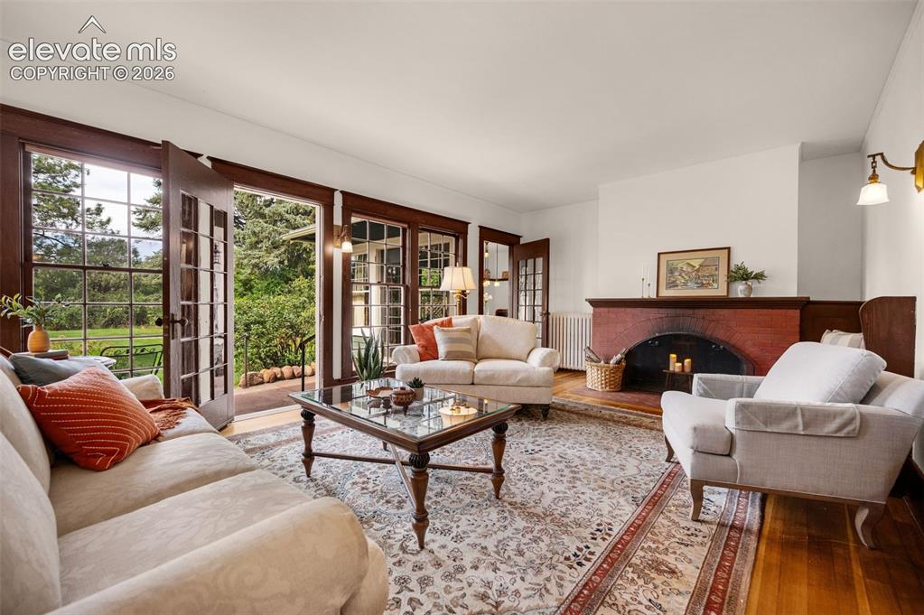 Image 10 of 50: Living Room