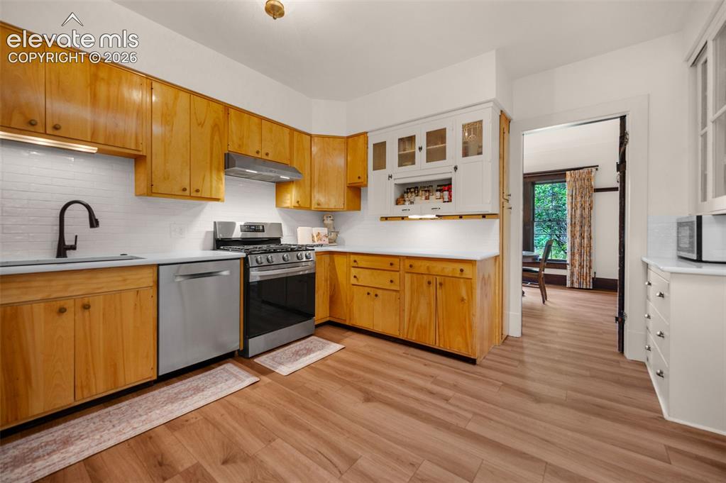 Image 19 of 50: New quartz counters, backsplash, sink and LVP flooring