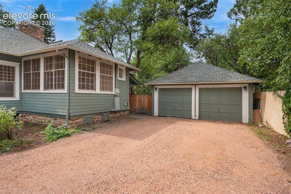 Image 5 of 50: Side of Structure