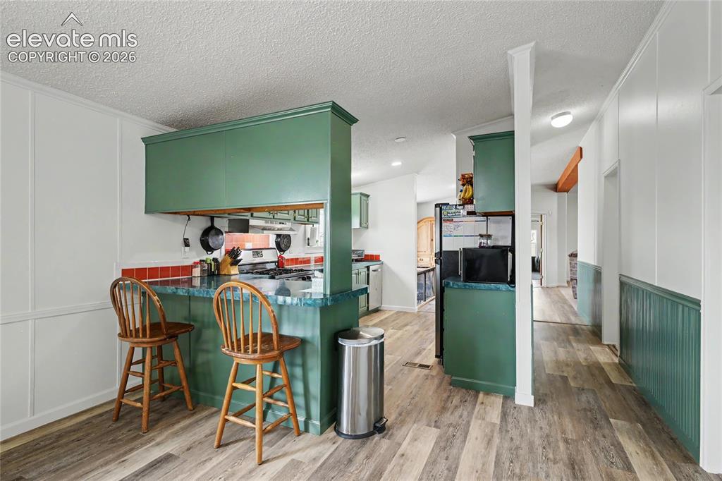 Image 22 of 46: Kitchen