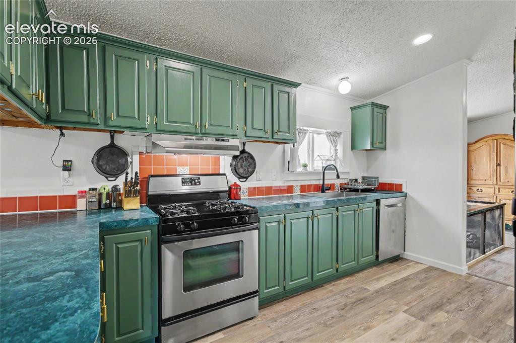 Image 23 of 46: Kitchen
