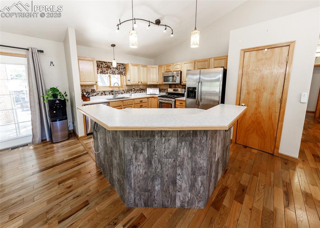 Image 11 of 50: Kitchen