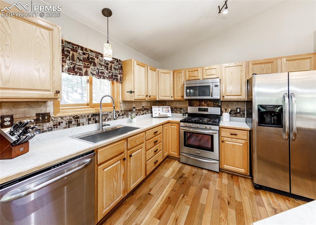 Image 13 of 50: Kitchen