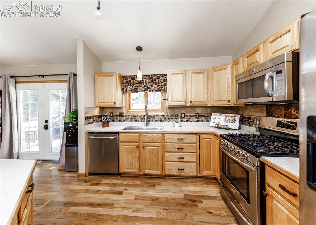 Image 14 of 50: Kitchen