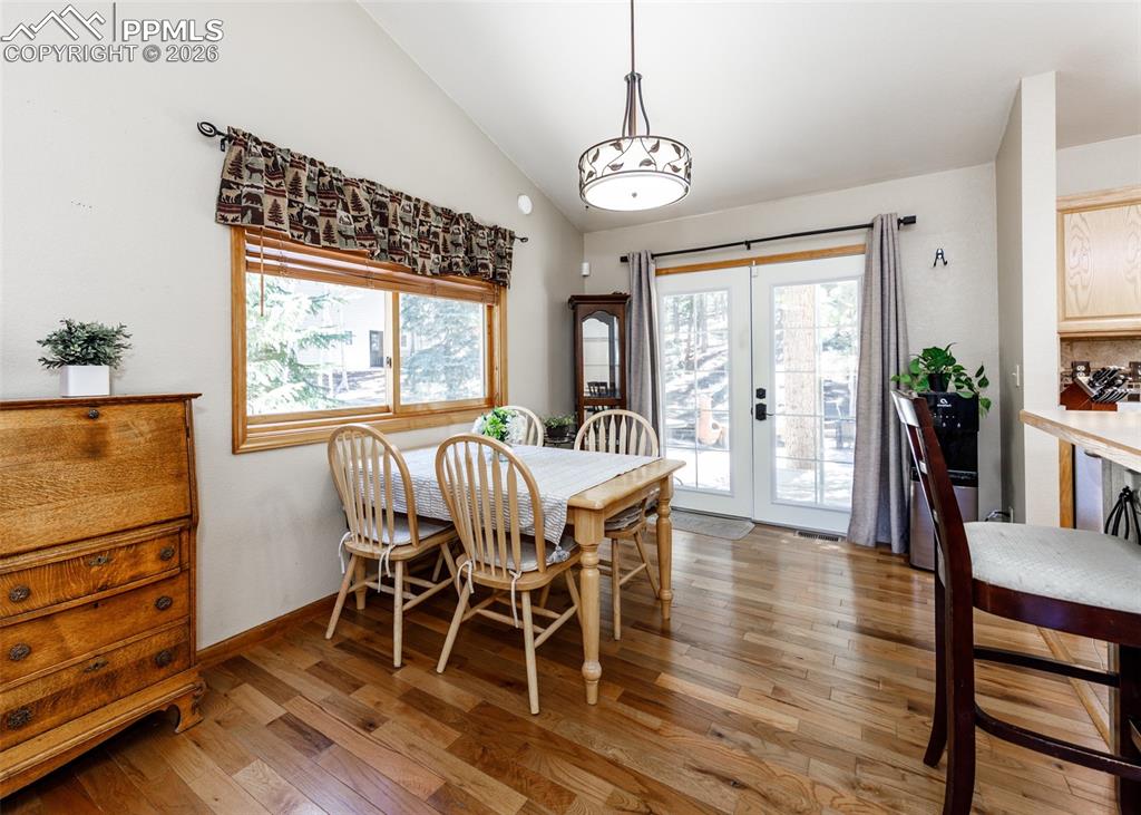 Image 17 of 50: Dining Area