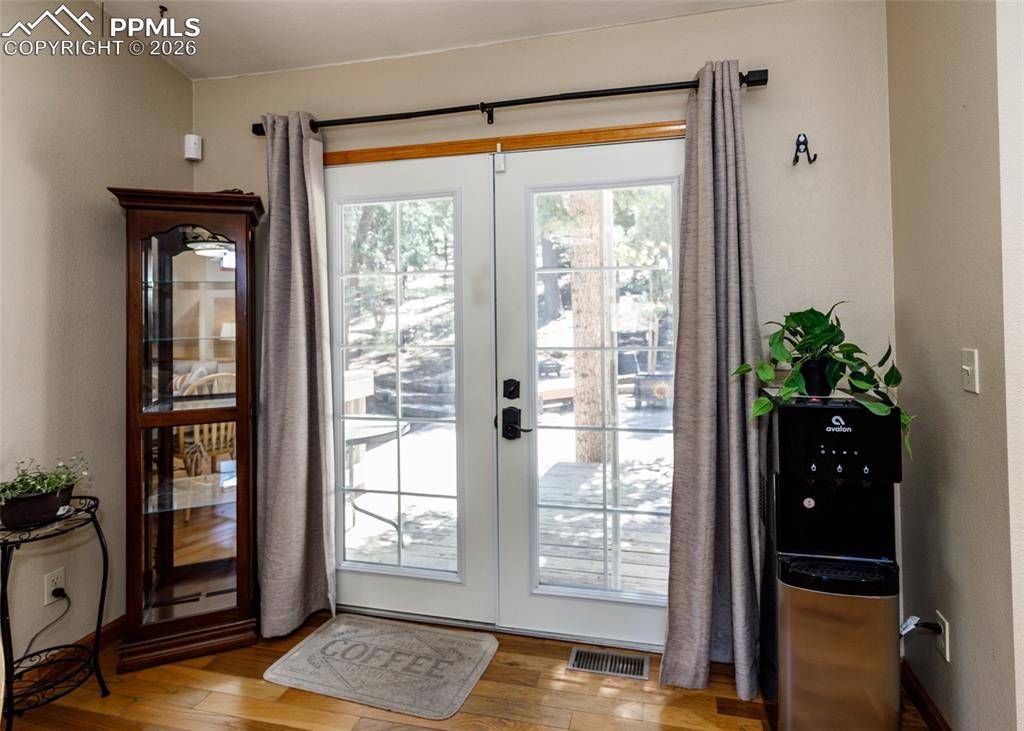 Image 18 of 50: Entry