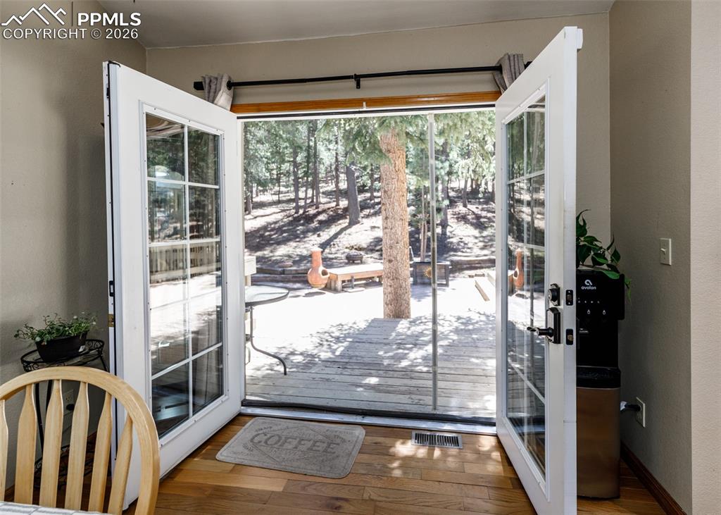 Image 19 of 50: Entry