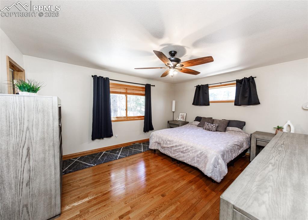 Image 22 of 50: Bedroom