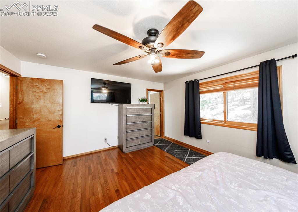 Image 24 of 50: Bedroom